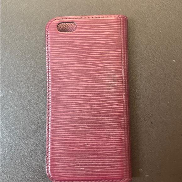 Louis Vuitton Textured deep red  Phone Case
See measurements to insure size. - Picture 7 of 11